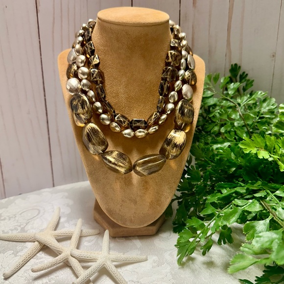 Jewelry - Variegated gold tone bead necklace